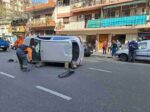 Boedo: un auto chocó tres vehículos estacionados y volcó en San Juan y La Plata