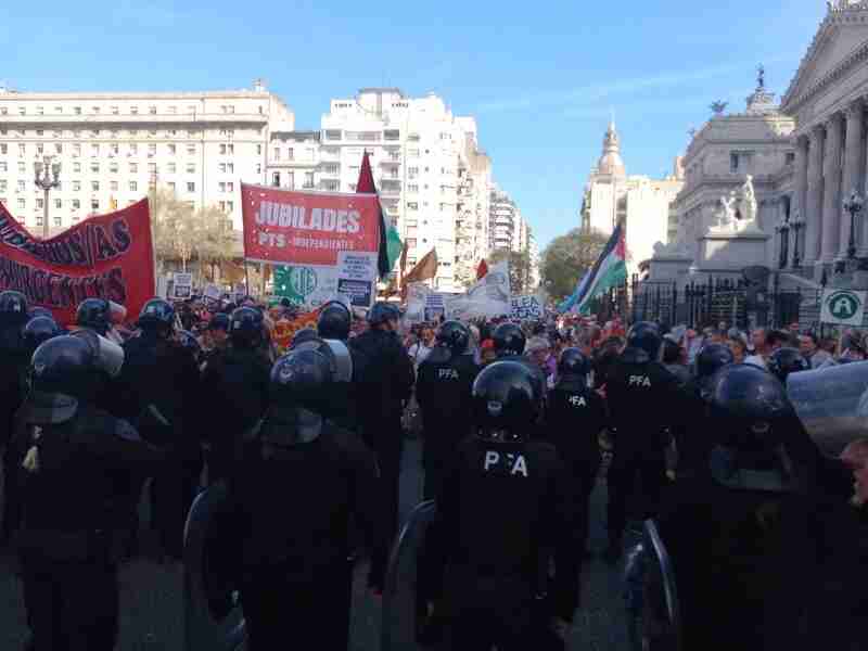 Balvanera: PFA reprimió una protesta de jubilados frente al Congreso y hubo al menos 10 heridos