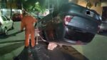Caballito: un conductor chocó a dos autos estacionados y volcó