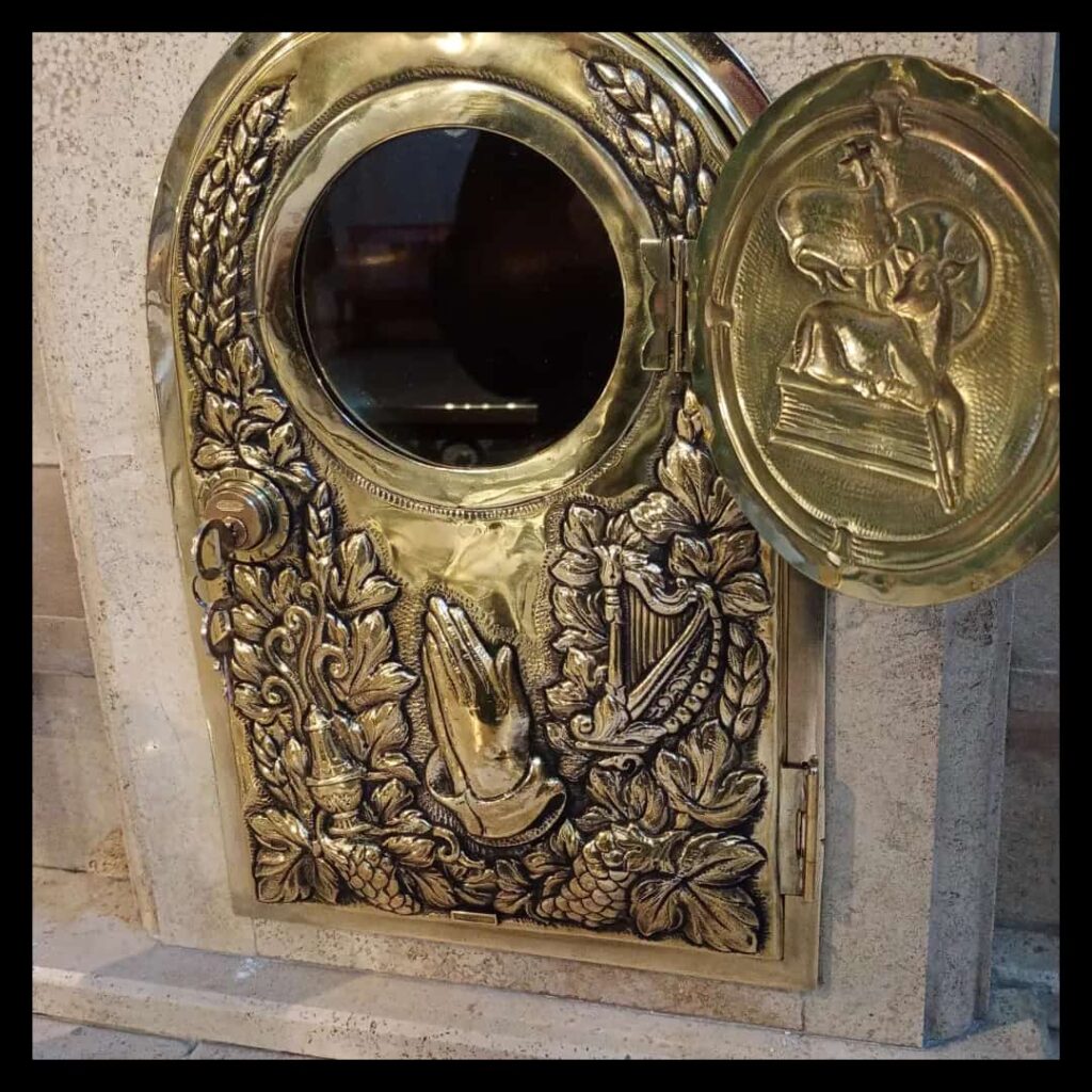 El orfebre del barrio Mauro Sabbatini confeccionó un relicario para la Parroquia Sagrada Familia, que había sufrido un robo el año pasado