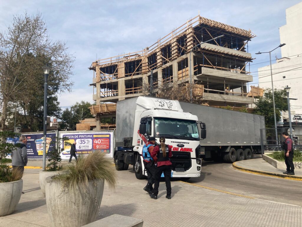 Sin patente y arriba de la vereda: otro camión atascado en torno al túnel de Av Balbín