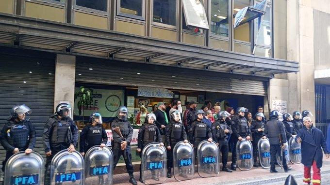 Repudio a la presencia policial en la Universidad de las Madres de Plaza de Mayo