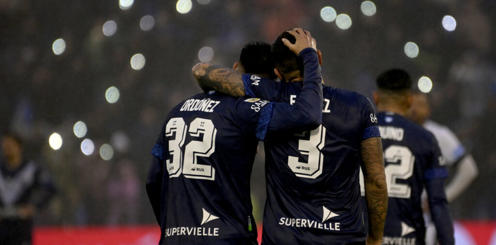 Un Vélez iluminado, ganó, gustó y sigue goleando