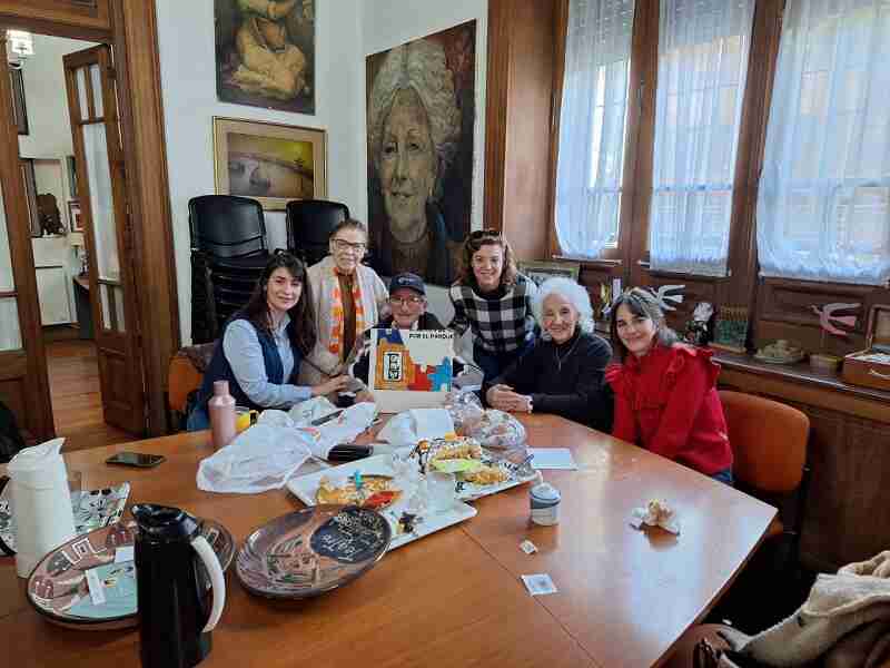 Balvanera: reunión de vecinos y comuneras con Abuelas de Plaza de Mayo por la reposición de la placa en el Parque de la Estación