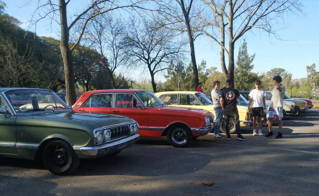 Fanáticos de Ford estacionaron sus máquinas en el Parque Sarmiento: “Pasar una excelente tarde entre amigos y fierros”