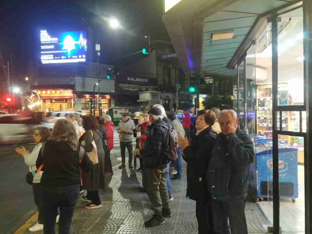 Cacerolazos en esquinas de Almagro durante la presentación de Javier Milei del Presupuesto 2025 en el Congreso