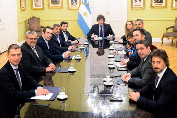 Milei agasaja en Olivos a los “87 héroes” que acompañaron su veto a la mejora jubilatoria