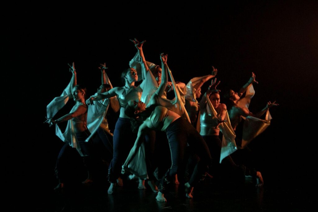 Una innovadora experiencia de danza: AWA suma funciones en el Teatro El Cubo