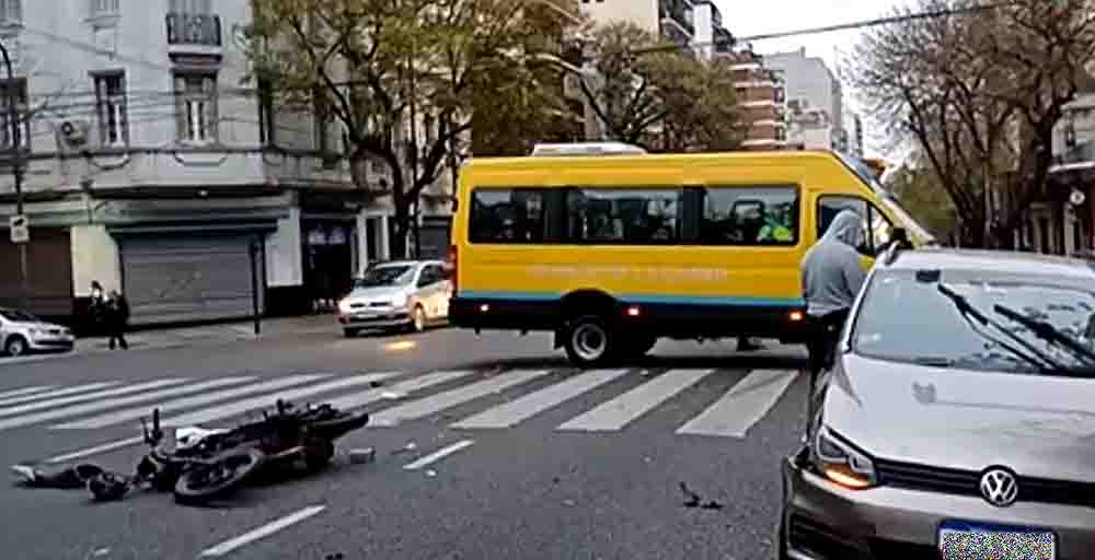 Fuerte choque entre una moto y un auto