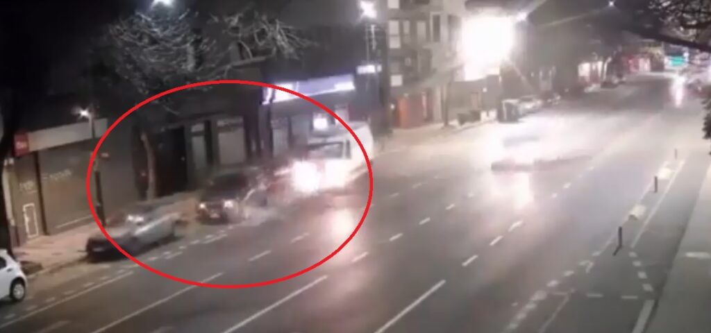 Una ambulancia privada chocó tres autos estacionados