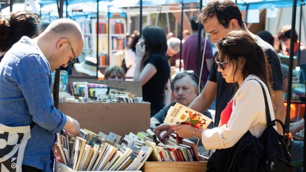 Mariana Enríquez, Selva Almada, Paula Maffía y más autores participan en La Fiesta del Libro Usado en la Plaza del Lector de la Biblioteca Nacional