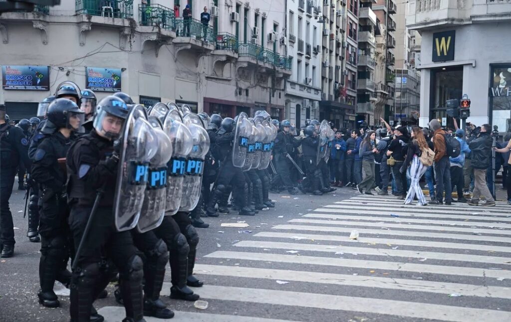 Incidentes, represión, heridos y detenidos frente al Congreso por el veto a la fórmula jubilatoria: el Gobierno nacional elogió a las fuerzas federales