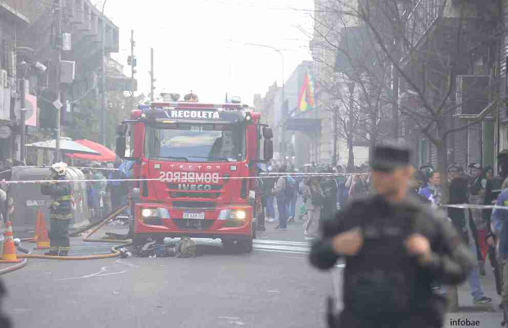 Se incendió un cotillón en Casteilli y Mitre y las llamas afectaron a varios locales linderos: al menos ocho personas asistidas