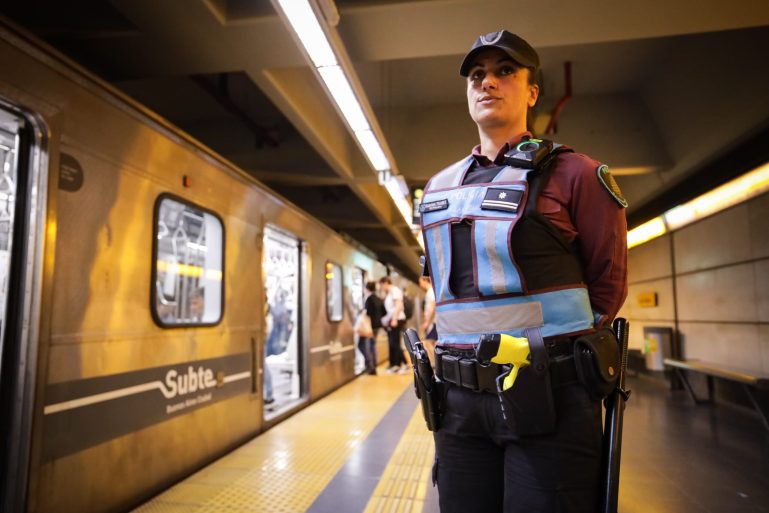 La policía de la Ciudad usará pistolas Taser en el subte