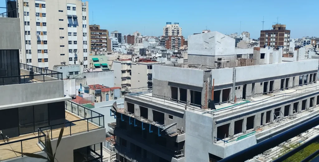 Según el último Índice de M2 Real, vuelve a bajar el valor de los departamentos en CABA