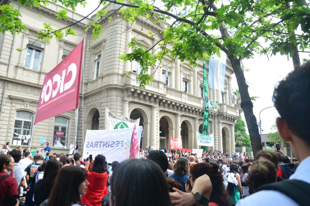 Parque Patricios: trabajadores marcharon del Hospital Rawson al Bonaparte en el Día de la Salud Mental