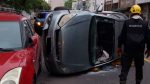 Barracas: cuatro hospitalizados porque un auto chocó dos vehículos estacionados y volcó