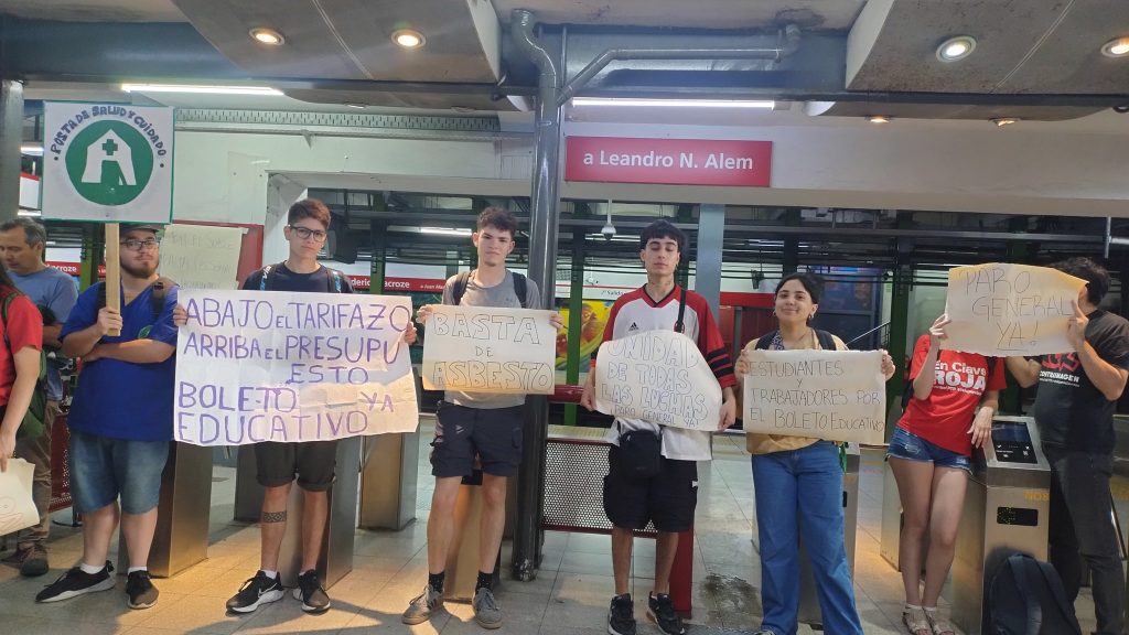 Chacarita: los trabajadores del subte levantaron los molinetes en la estación Lacroze de la Línea B
