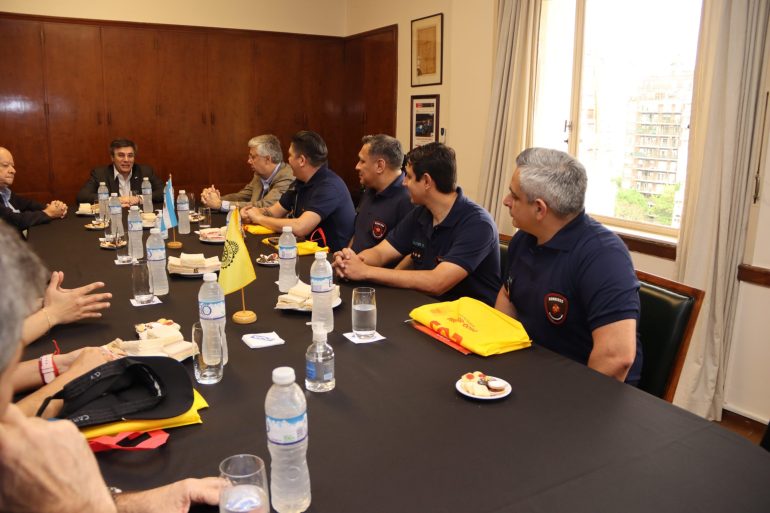 El Automóvil Club Argentino reconoció a los Bomberos de la Ciudad