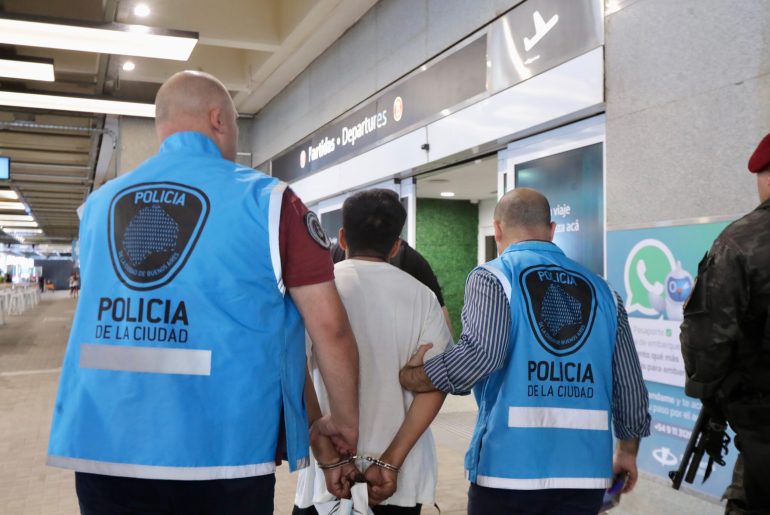 Narcotraficante peruano expulsado del país desde el Aeroparque Metropolitano