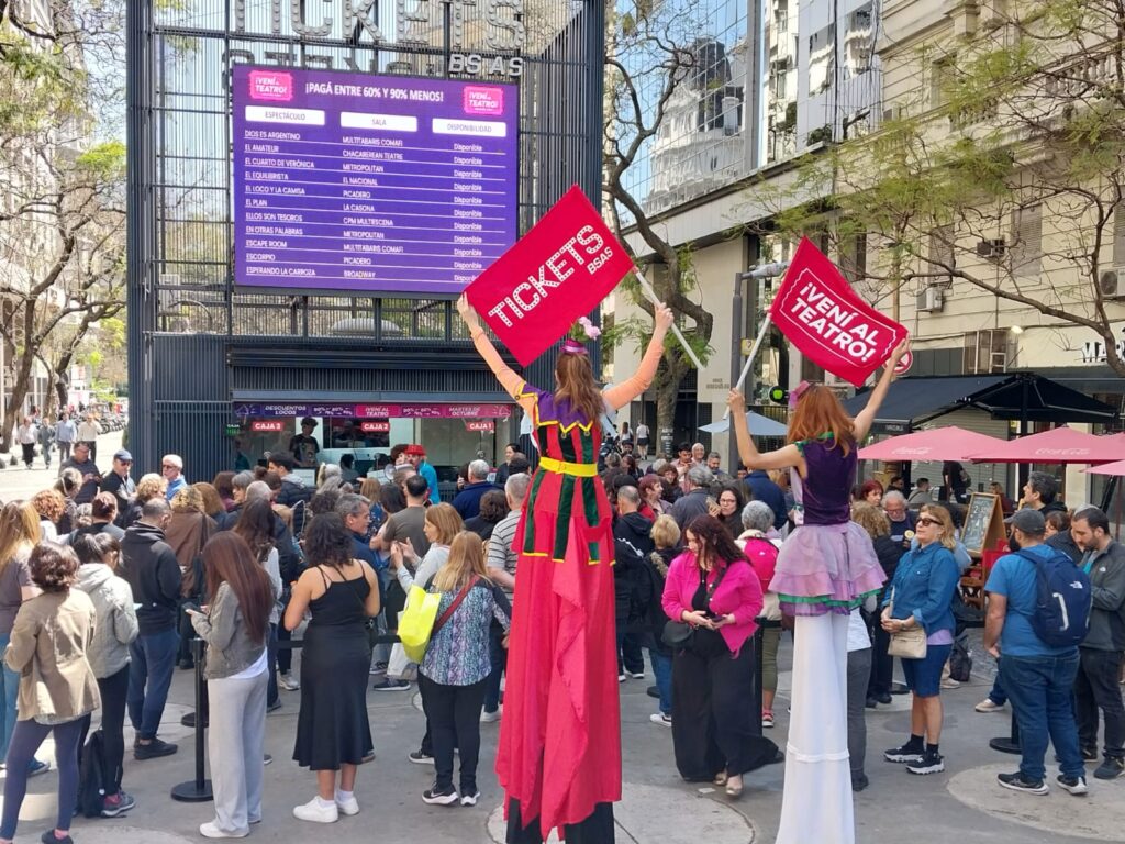 Gran inicio en la campaña “Vení al Teatro”: continúa la venta de entradas con descuento todos los martes frente al Obelisco