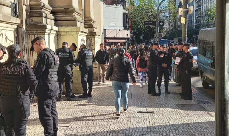 Once: casi 200 allanamientos a depósitos de manteros y más de 500 policías en las calles