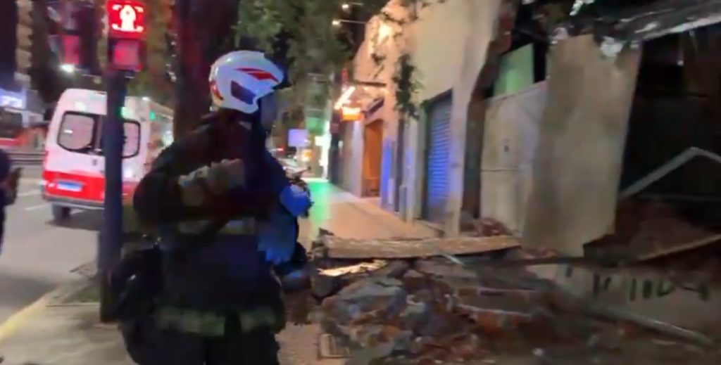 Se derrumbó una obra en Cabildo y Arias