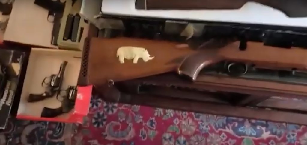 Decomisaron 23 armas que un exrepresor condenado tenía en su casa de Palermo: detuvieron a la esposa e imputaron al hijo
