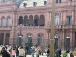 Javier Milei salió al balcón de Casa Rosada a saludar por su cumpleaños y los universitarios que hacían clases públicas en Plaza de Mayo le cantaron por el financiamiento educativo