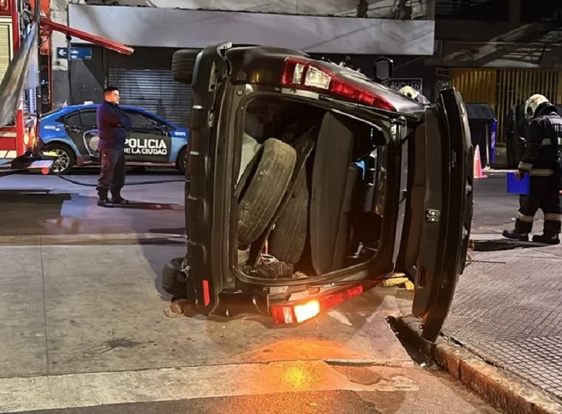 Constitución: un conductor alcoholizado chocó su camioneta contra un auto estacionado y volcó