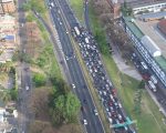 Mataderos: un herido tras un choque entre dos autos sobre General Paz y Emilio Castro, con intervención del SAME Aéreo