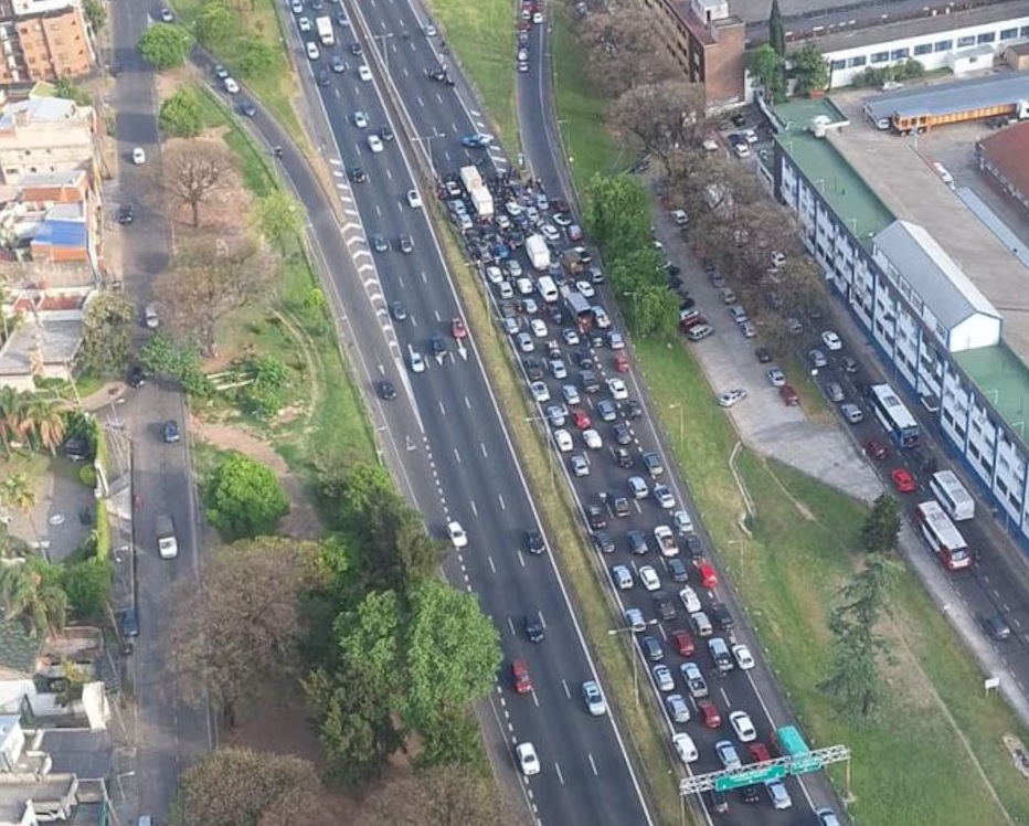 Mataderos: un herido tras un choque entre dos autos sobre General Paz y Emilio Castro, con intervención del SAME Aéreo