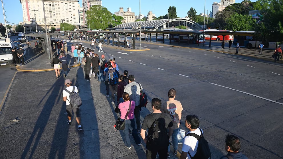 Rige el paro de transporte: el Gobierno nacional denuncia “boicot político” mientras hay grandes filas en las paradas de colectivos