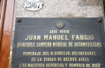 Intentaron robar una placa de homenaje a Juan Manuel Fangio