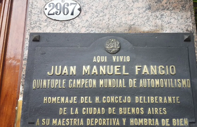 Intentaron robar una placa de homenaje a Juan Manuel Fangio