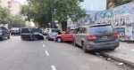 Flores: un conductor se quedó dormido y chocó cuatro autos estacionados y dos contenedores de residuos