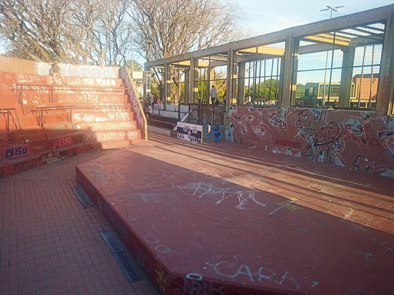 Vecinos de Floresta rechazan la demolición del anfiteatro en Plaza Banderín