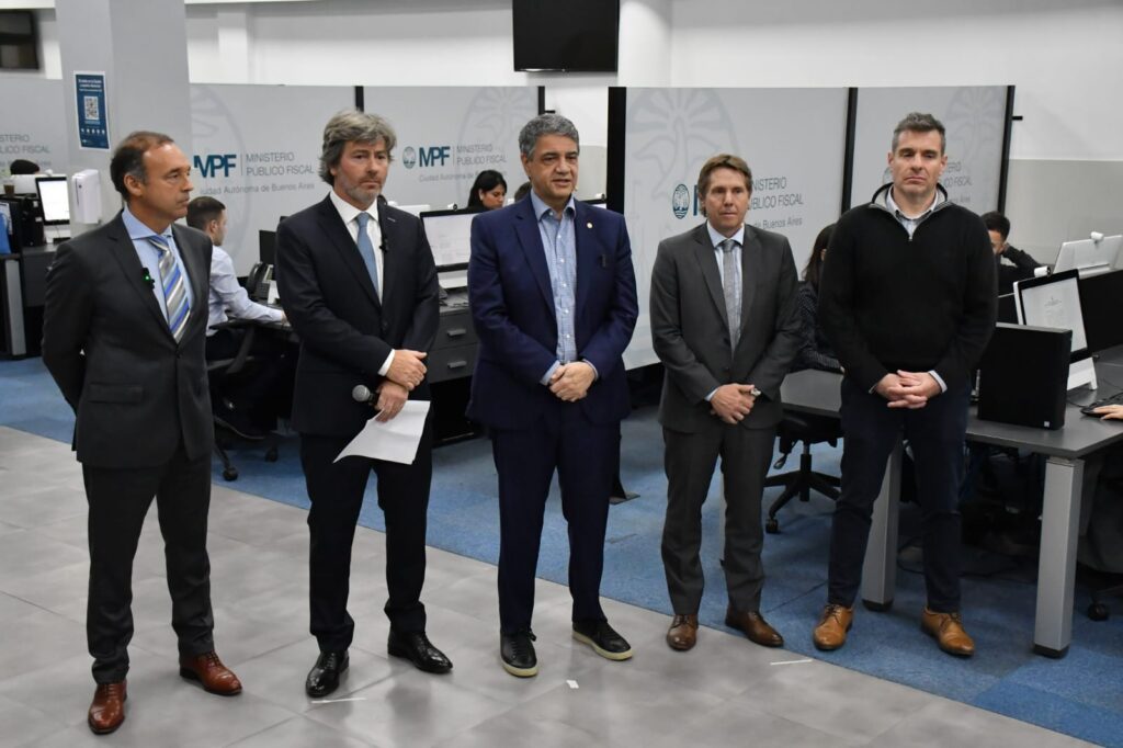 Cuatro detenidos en 30 allanamientos contra el juego ilegal y la ludopatía infantil: secuestraron $ 250.000.000, dólares y armas