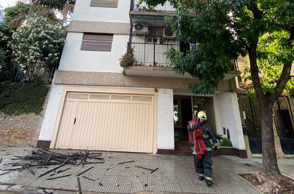 Dos personas hospitalizadas tras un incendio en un edificio de Flores