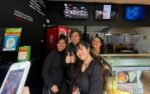 Balvanera: Milei visitó la casa de empanadas donde se refugió el youtuber libertario agredido y mucha gente en la calle lo abucheó