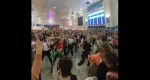 Estudiantes de la UNA bailaron Fanático de Lali en el hall de Once, en Balvanera