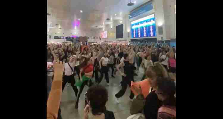 Estudiantes de la UNA bailaron Fanático de Lali en el hall de Once, en Balvanera