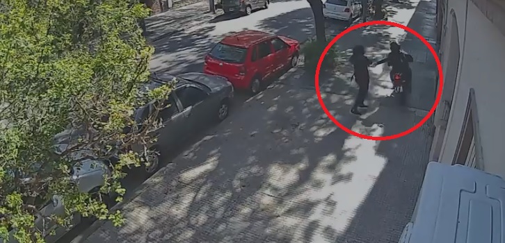 Vecinos alertan por un motochorro suelto en el barrio: intentó robarle el celular a una joven, se cayó y huyó