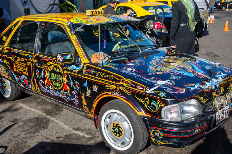 30 taxis intervenidos por reconocidos artistas plásticos circulan en la Ciudad de Buenos Aires