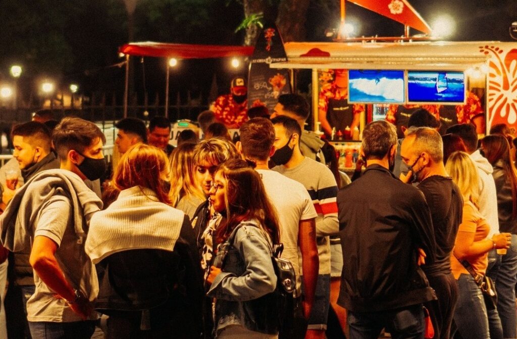 Agenda fin de semana: cine y música en el CEPAS y edición nocturna de BA Market en Parque Saavedra