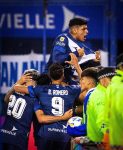 Vélez volvió al triunfo y sigue mirando a todos desde arriba