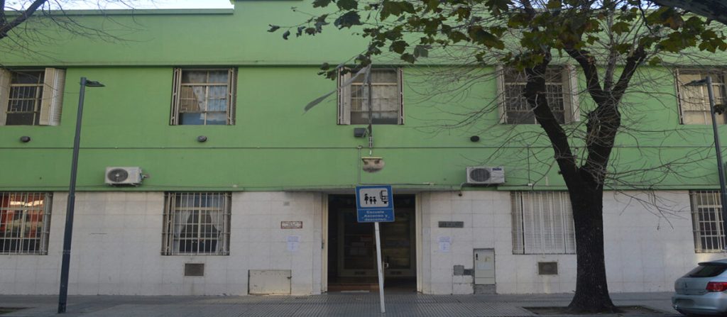 Advierten sobre un eventual peligro de derrumbe junto a una escuela de Liniers