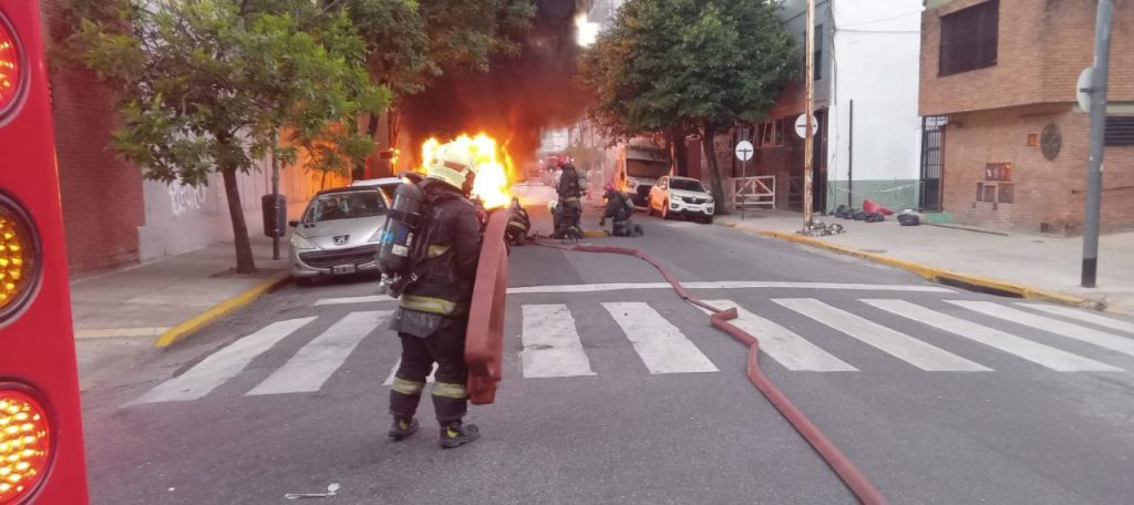 Caballito: un colectivo y una ambulancia se incendiaron cerca del Parque Centenario