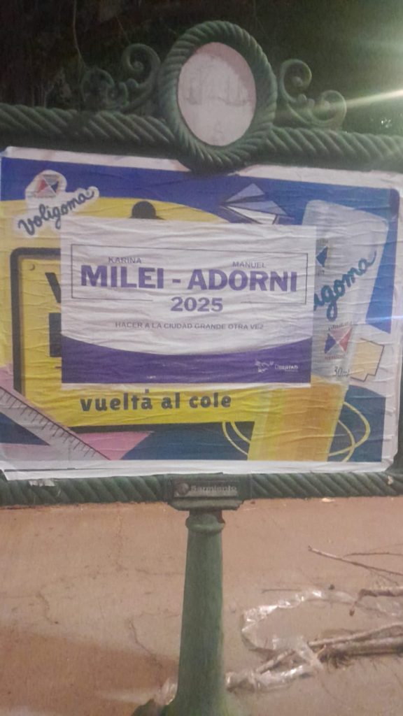 Pegaron afiches con la fórmula Karina Milei – Manuel Adorni 2025 para “hacer a la Ciudad grande otra vez”