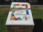Parque de la Estación: otra vez rompieron la placa en homenaje a las Abuelas de Plaza de Mayo, repuesta en septiembre